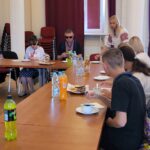 Uczestnicy spotkania siedzą w sali konferencyjnej PZN.