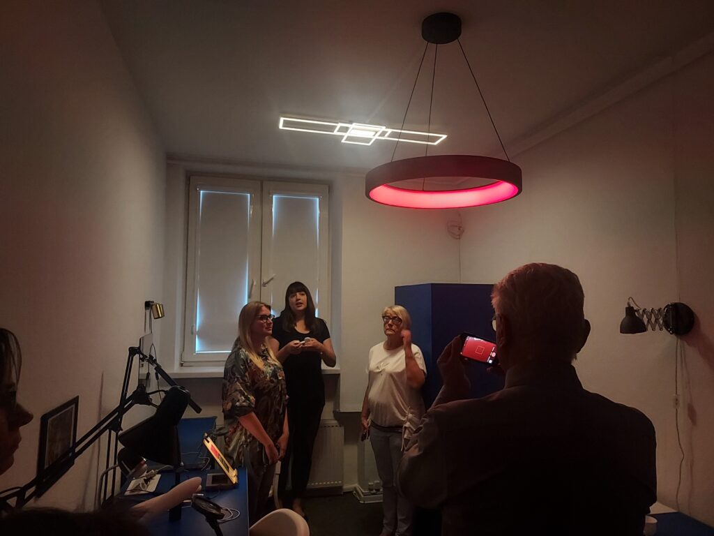 Goście zwiedzają Pracownię Doboru Oświetlenia.