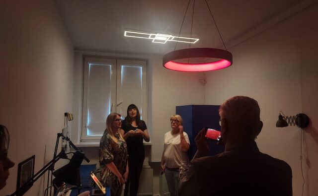 Goście zwiedzają Pracownię Doboru Oświetlenia.