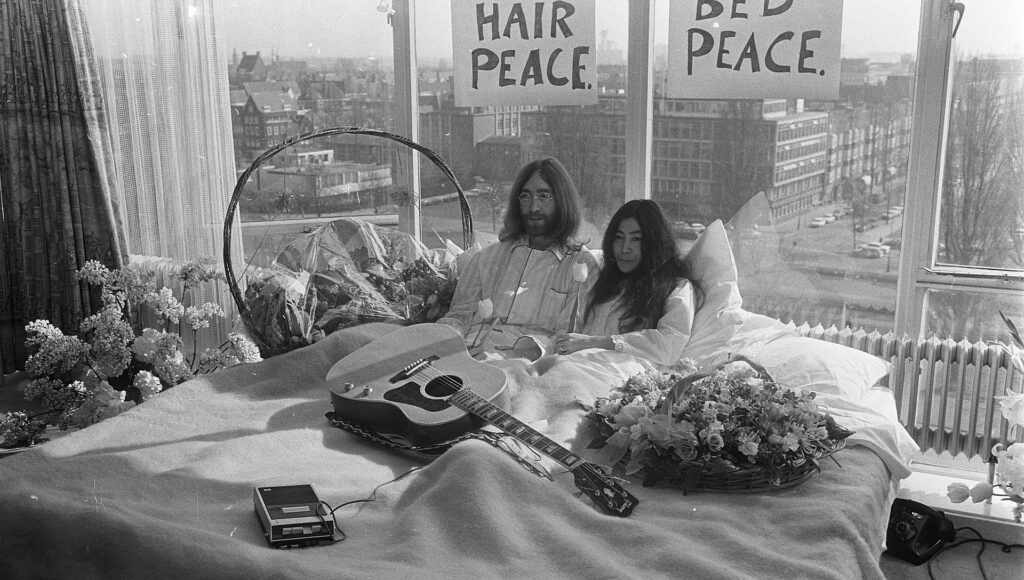 John Lennon Z Yoko Ono, swoją drugą żoną, podczas pokojowego manifestu przeciwko wojnom na świecie, 1969 r.