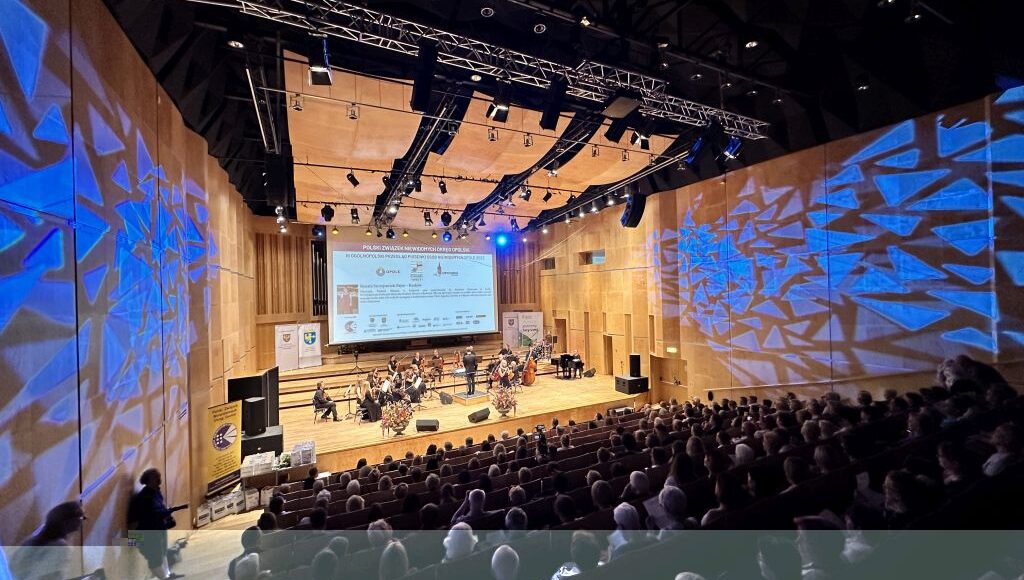 Sala Filharmonii Opolskiej. Widok z góry na salę. Na dole - scena dla orkiestry i wokalistów.