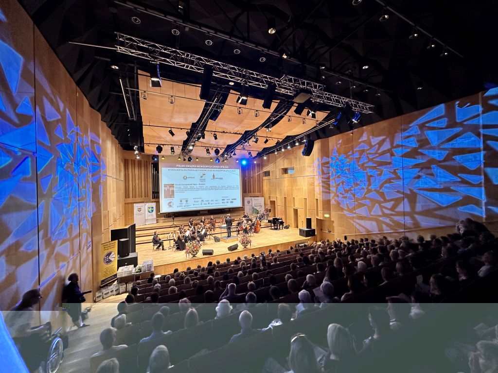 Sala Filharmonii Opolskiej. Widok z góry na salę. Na dole - scena dla orkiestry i wokalistów.