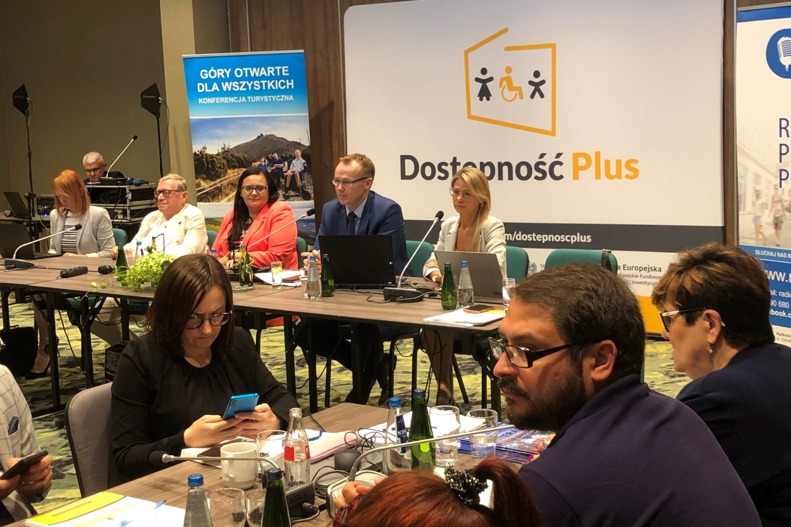 Od prawej: Dominika Wierzbowska - Główny Specjalista Wydział Dostępności Departament Europejskiego Funduszu Społecznego, Przemysław Herman - zastępca dyrektora Departamentu Europejskiego Funduszu Społecznego MFIPR Przemysław Herman, Małgorzata Jarosińska–Jedynak - wiceminister funduszy i polityki regionalnej Małgorzata Jarosińska-Jedynak, Stanisław Szubert – przewodniczący KSON.