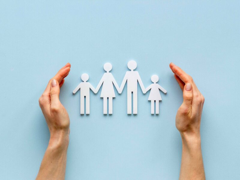 Rysunek symboliczny w dłoniach ikonki osób tworzące rodzinę.