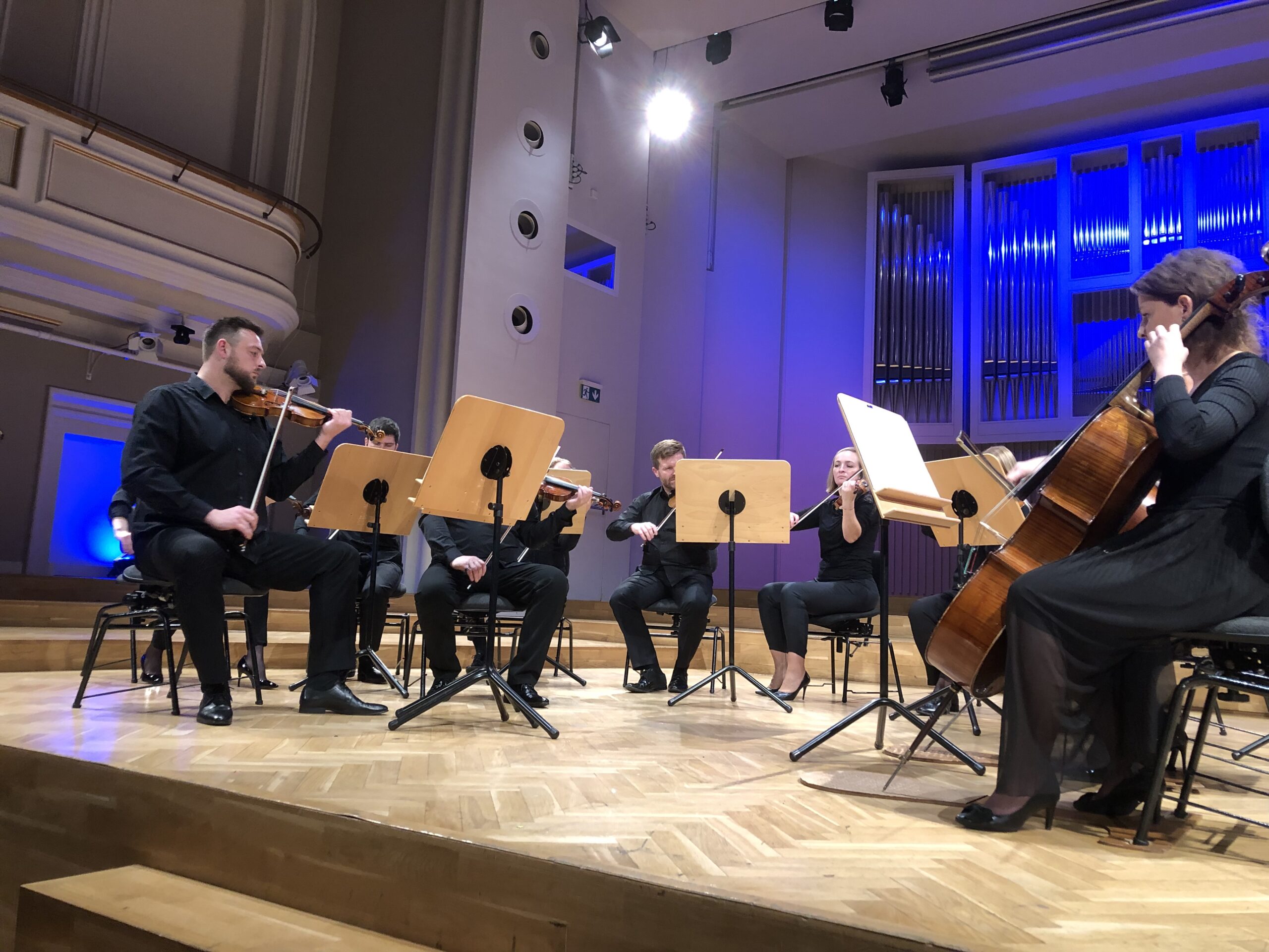 Muzycy w trakcie koncertu na Gali Audiodeskrypcji w Filharmonii Śląskiej.