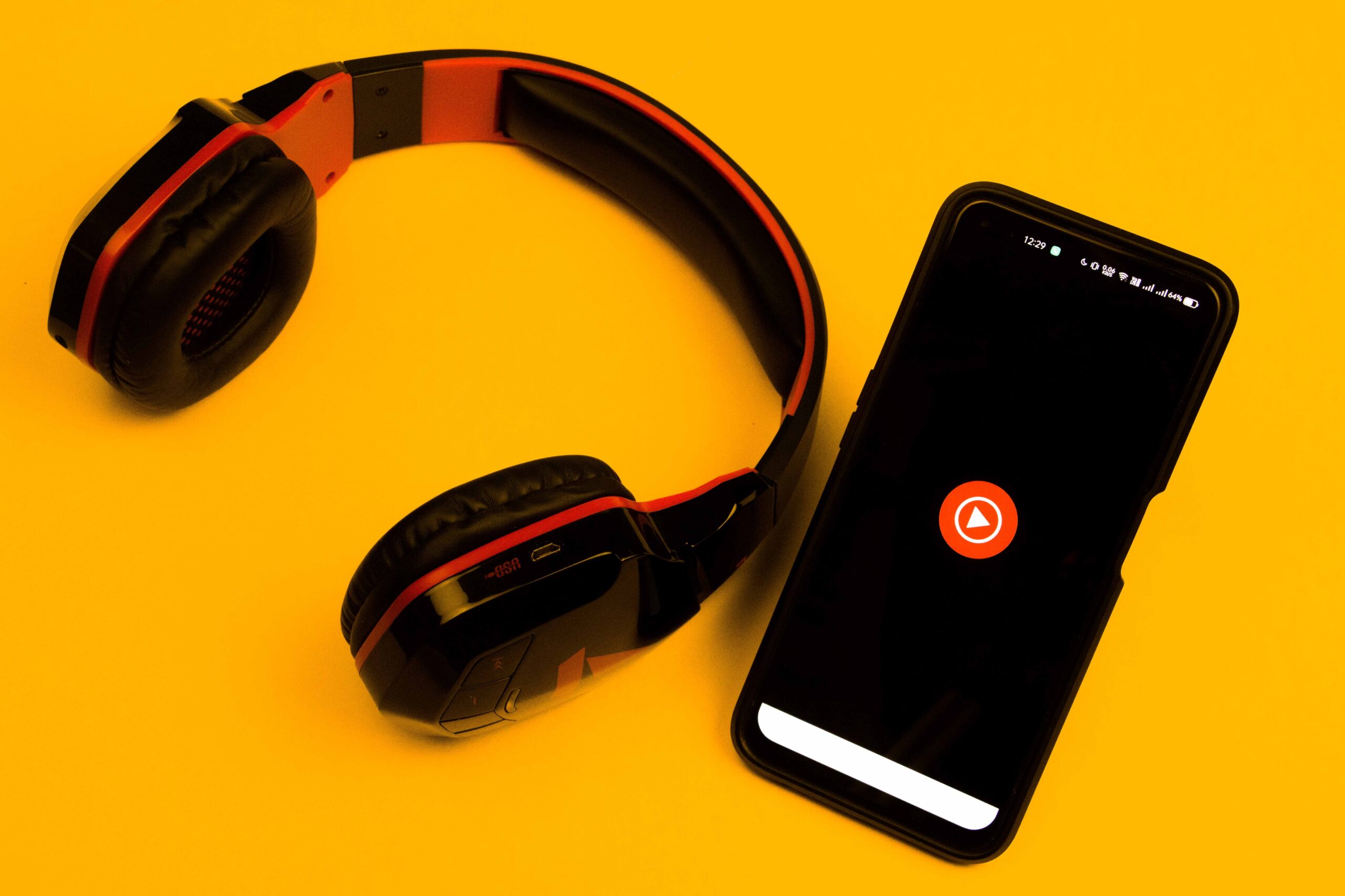 Smartfon z słuchawkami
