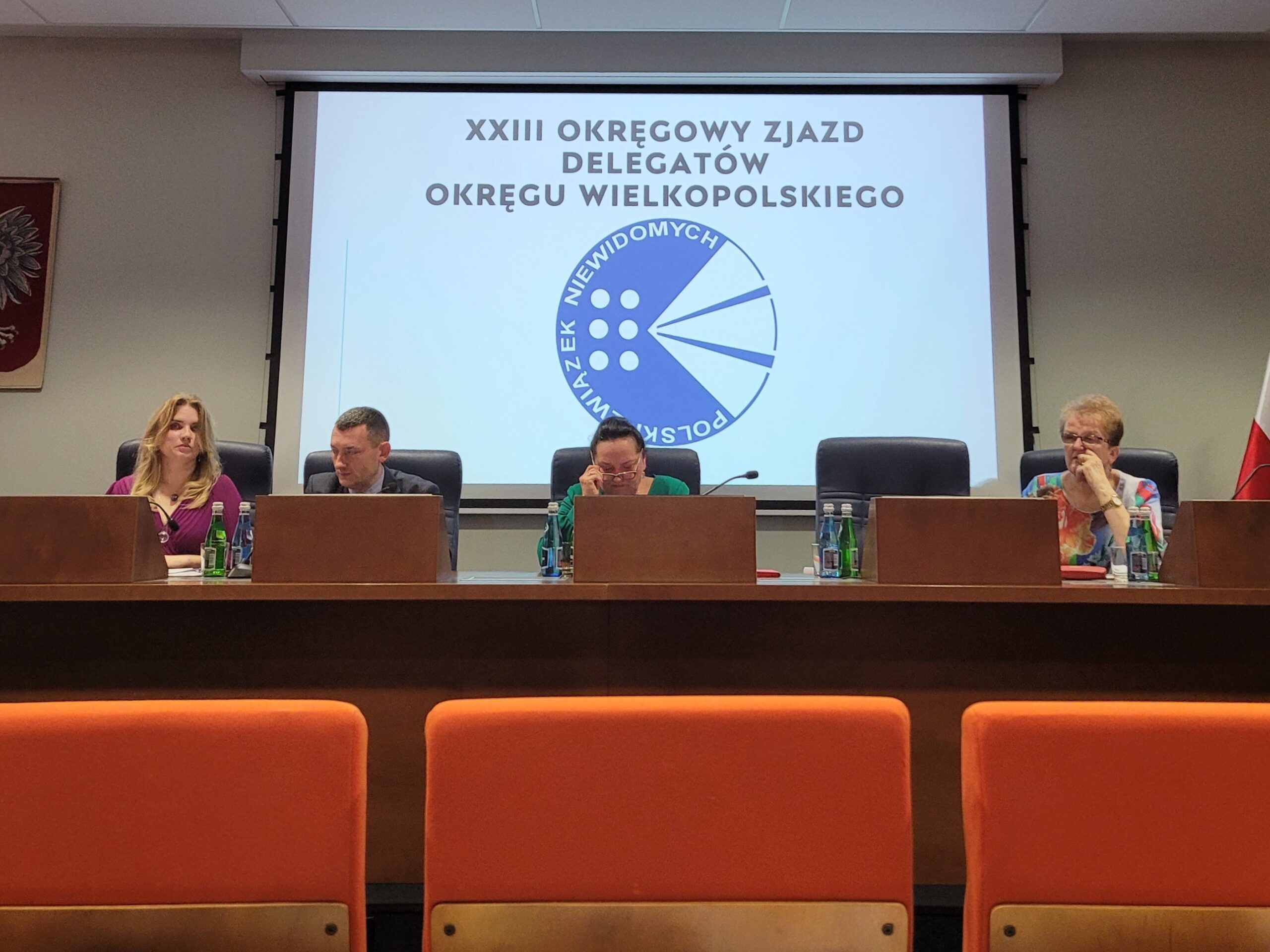 Sabina Tomczak, Magdalena Orzeszko, Andrzej Brzeziński za stołem prezydialnym na zjeździe w Okręgu Wielkopolskim PZN.