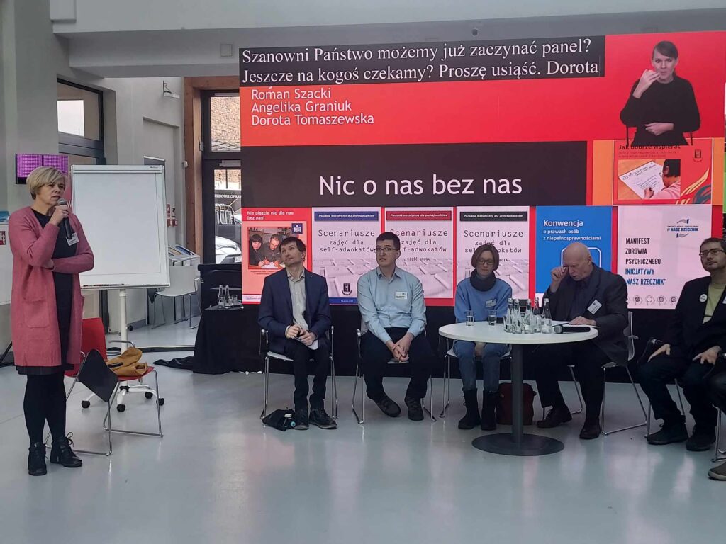 Paneliści w trakcie rozmowy na temat samorzeczników.