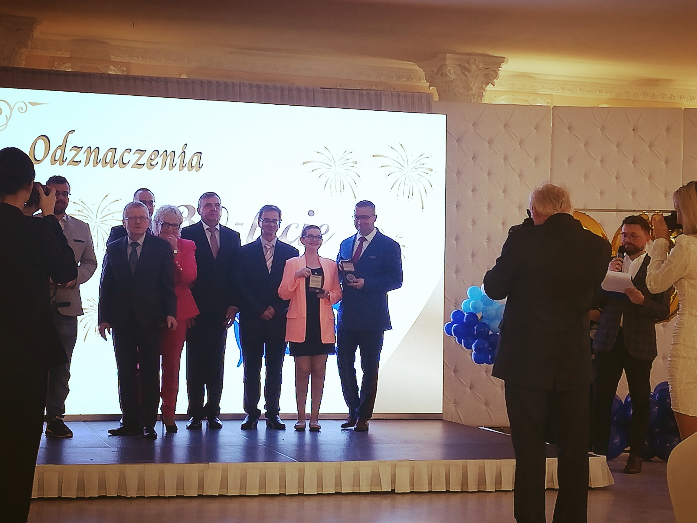 Gala z okazji 30-lecia CROSS-u. Na scenie osoby, które otrzymały odznaczenia.