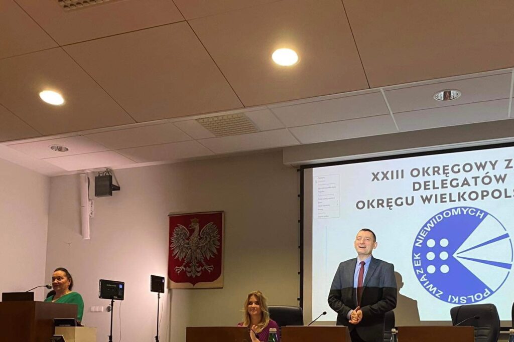 Prezes ZG PZN przemawia na zjeździe Okręgu Wielkopolskiego PZN.