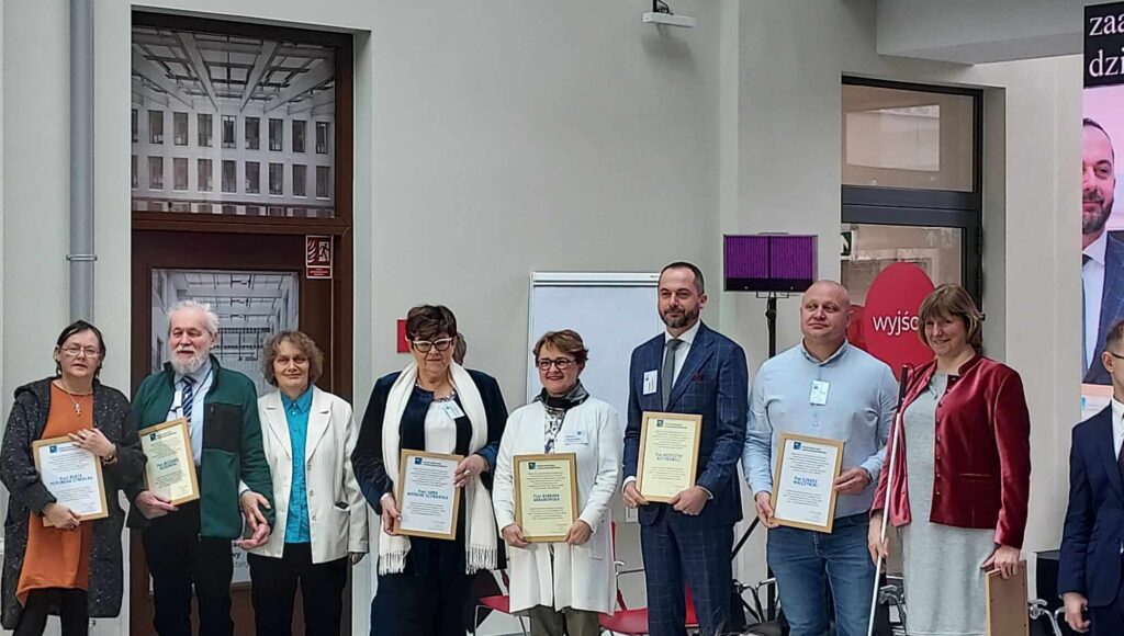 Anna Wożniak- Szymańska i inne osoby uhonorowane dyplomem PFON.