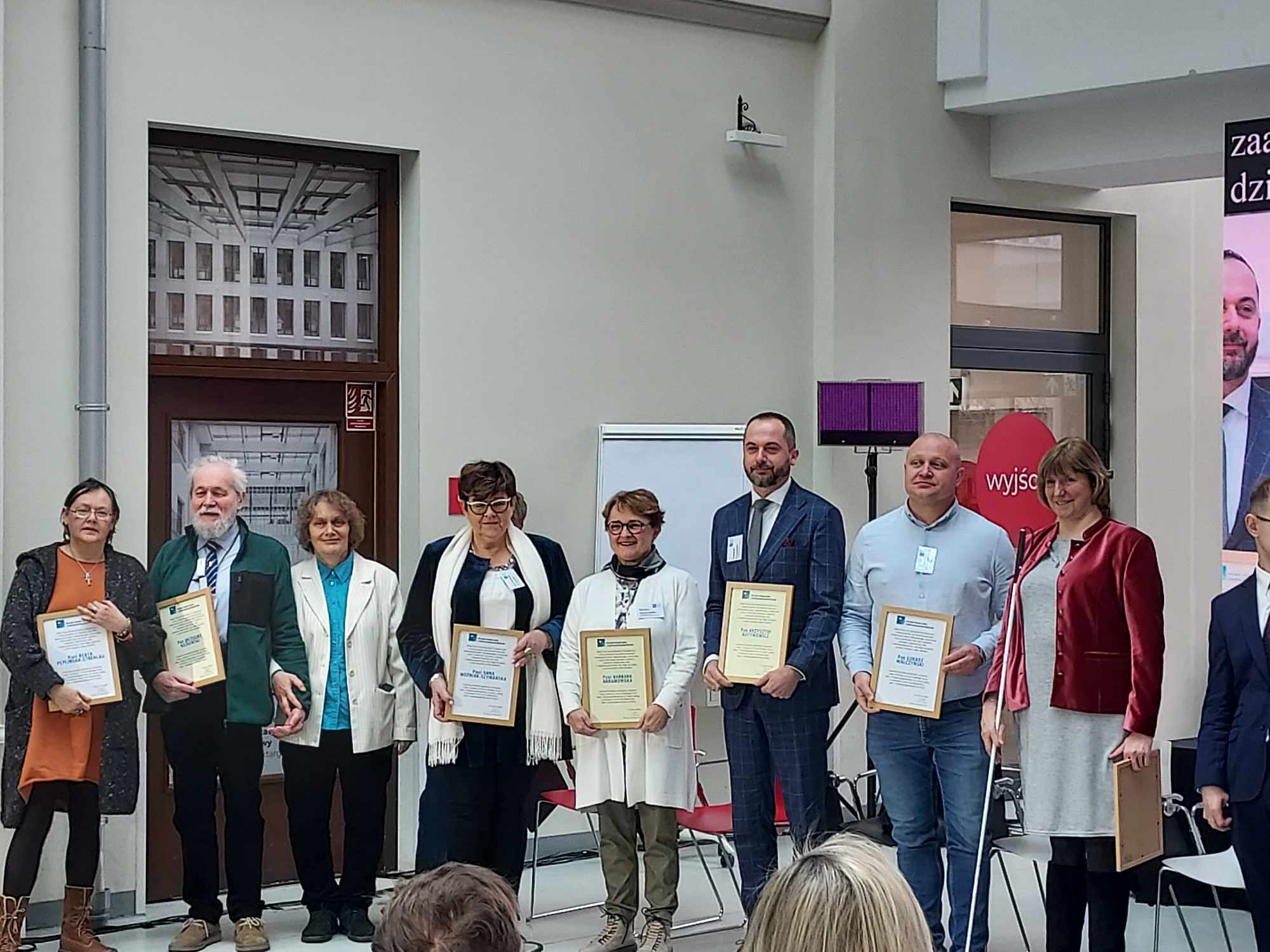 Anna Wożniak- Szymańska i inne osoby uhonorowane dyplomem PFON.