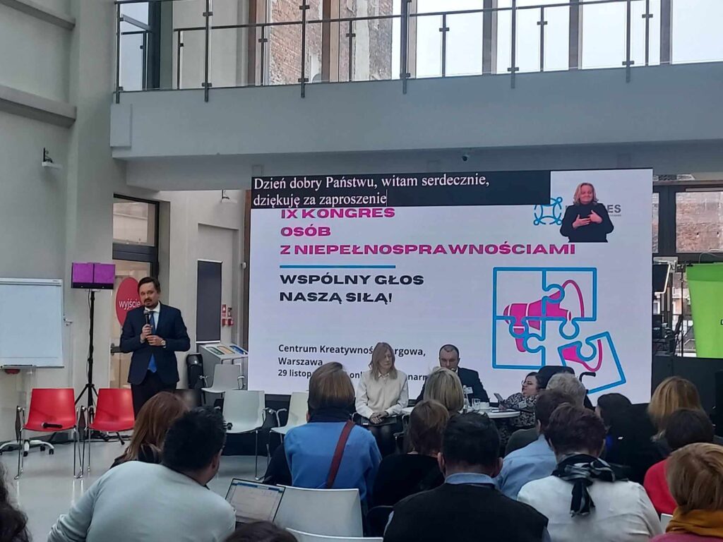 Rzecznik Praw Obywatelskich w trakcie swojego wystąpienia na kongresie.