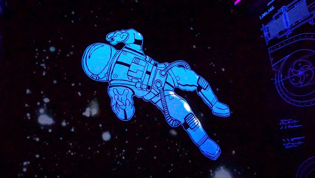 Grafika: kosmonauta w przestrzeni kosmicznej.
