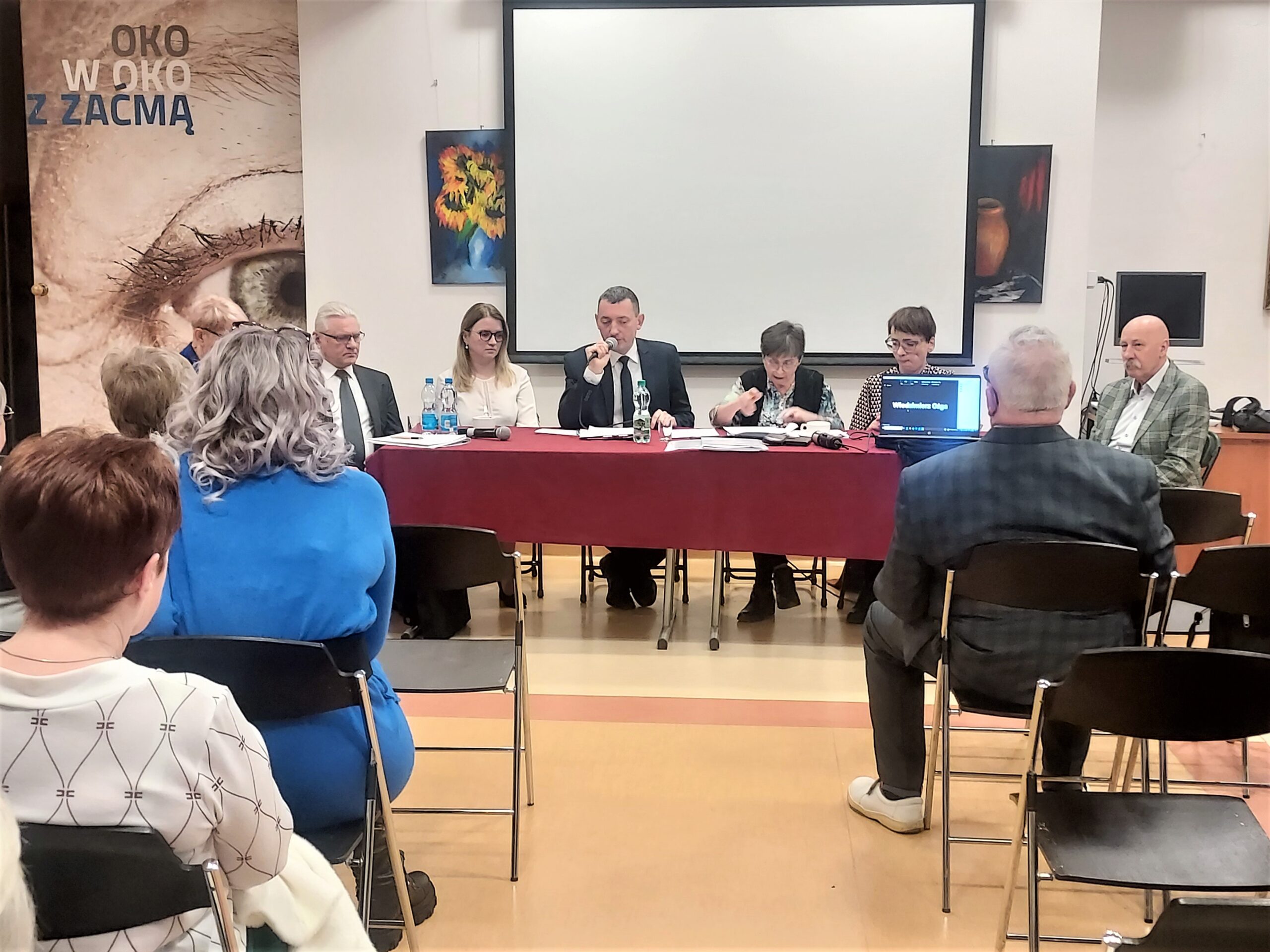 Prezes oraz przedstawiciele Zarządu Głównego PZN za stołem prezydialnym w trakcie spotkania.