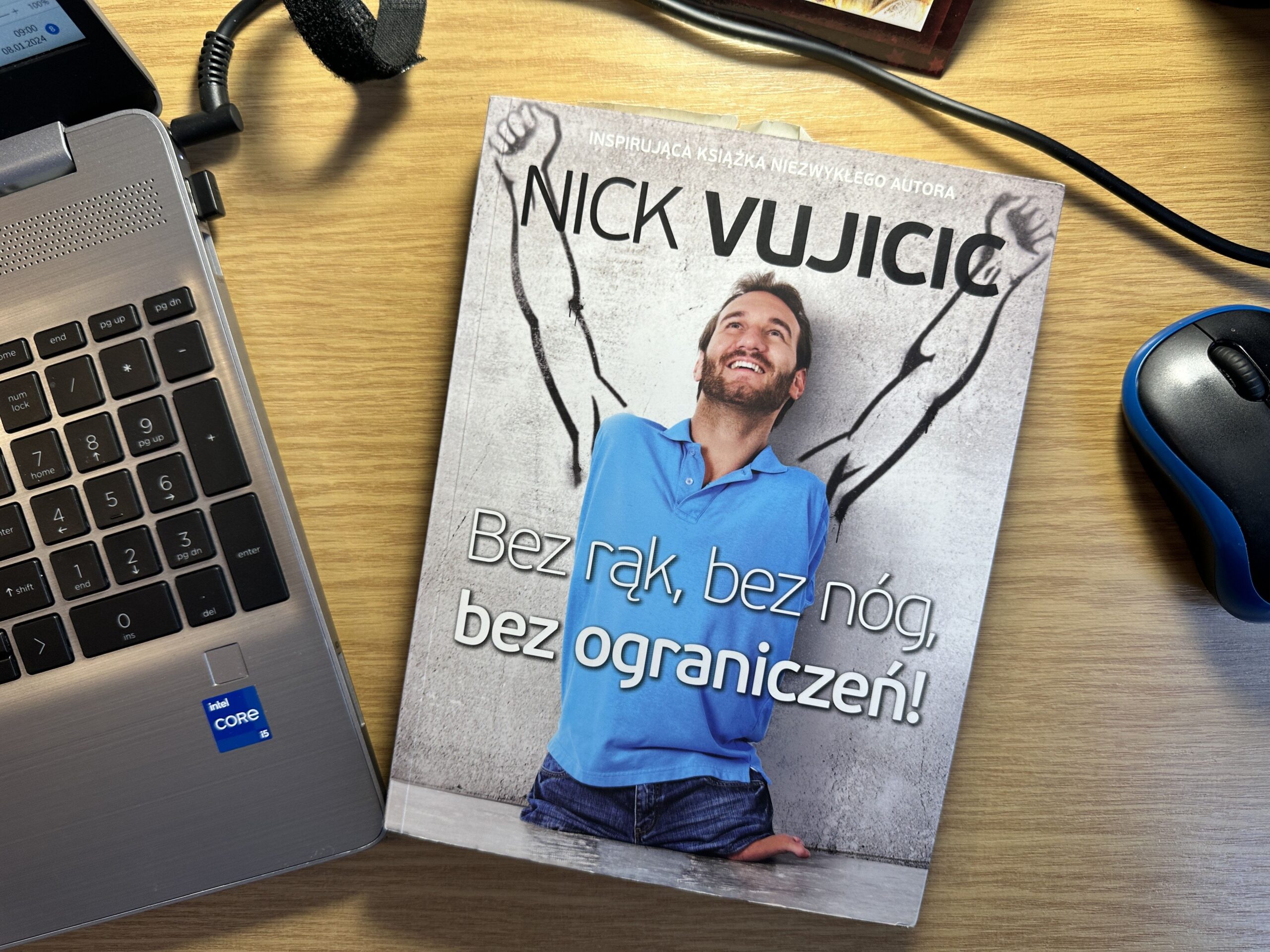 Okładka książka Nick Vujicic "Bez rąk, bez nóg, bez ograniczeń!" Na okładce uśmiechnięty autor.