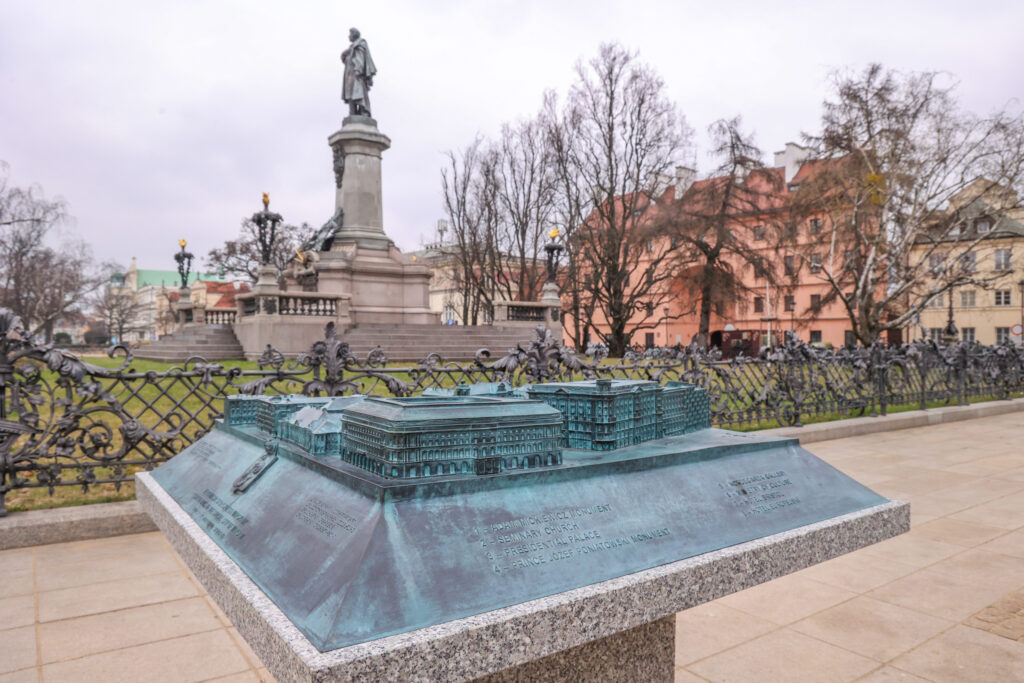 Makieta umieszczona przed pomnikiem Mickiewicza na Kraskowskim Przedmieściu w Warszawie.