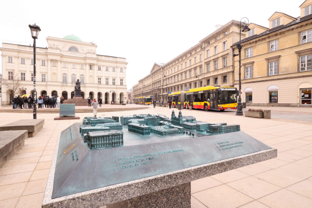 Makieta dotykowa umieszczona na Krakowskim Przedmieściu w Warszawie.