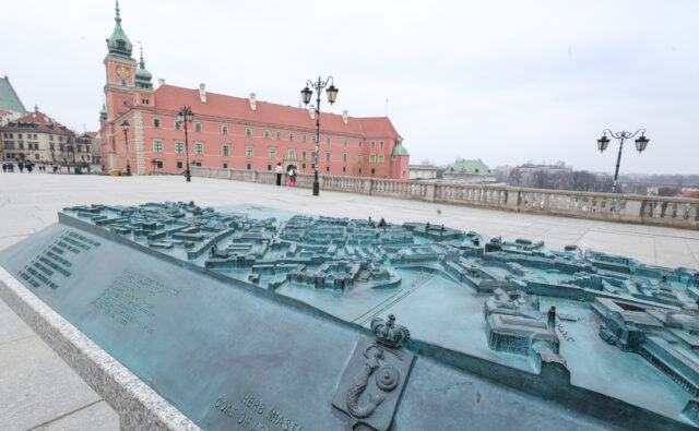 Makieta ustawiona na placu przed Zamkiem Królewskim w Warszawie.