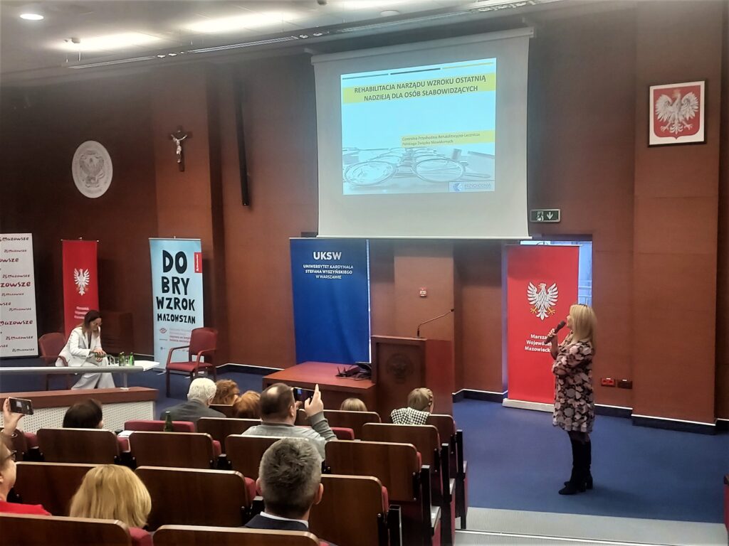 Teresa Kłys, dyrektor Centralnej Przychodni PZN prowadzi prezentację na temat rehabilitacji narządu wzroku dla osób słabowidzących.