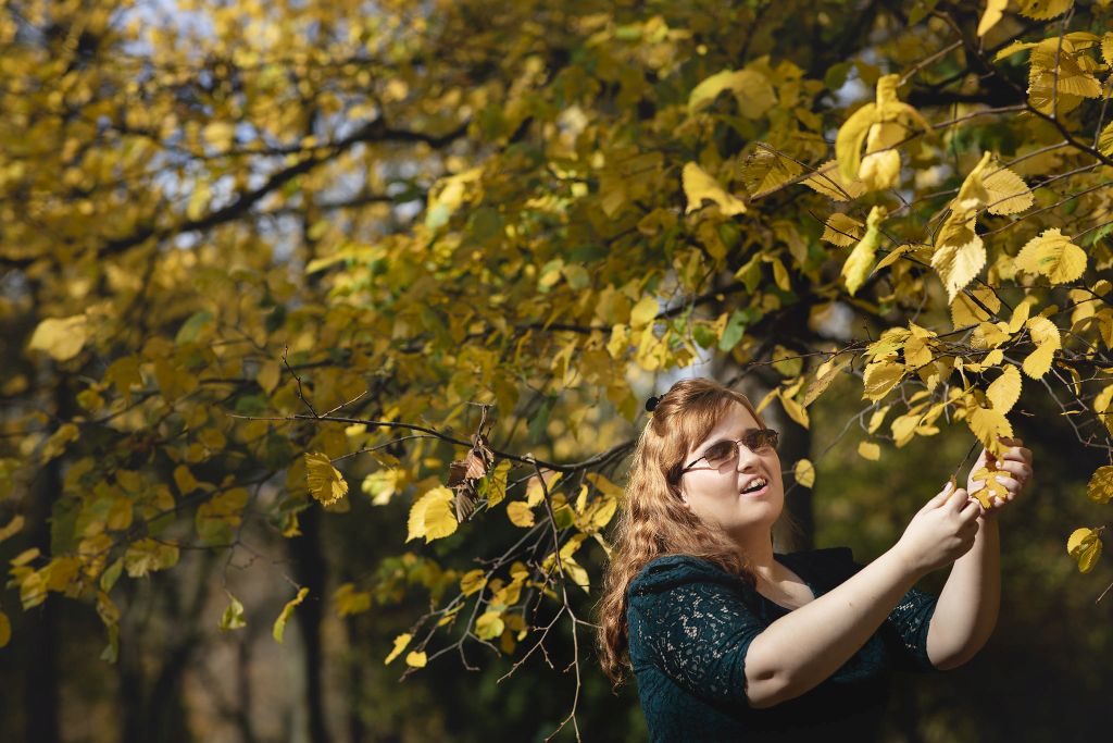 Ewa Domańska wśród pięknych, jesiennych drzew.