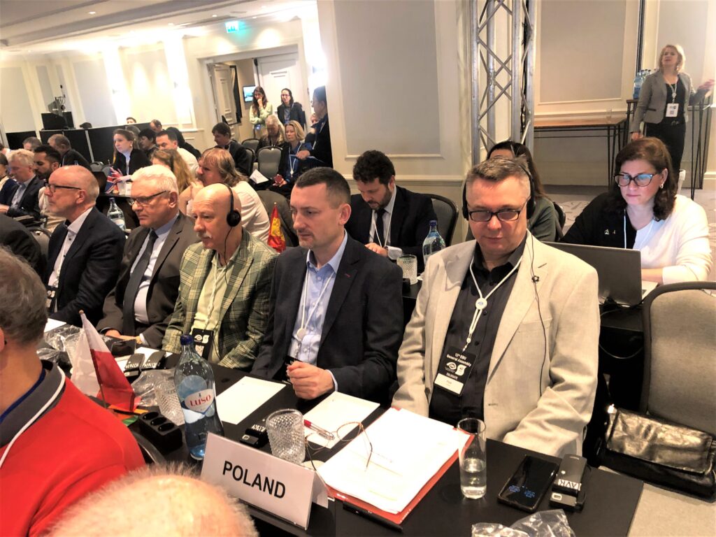 Delegacja z Polski z PZN słucha obrad EBU w trakcie spotkania w Lizbonie.