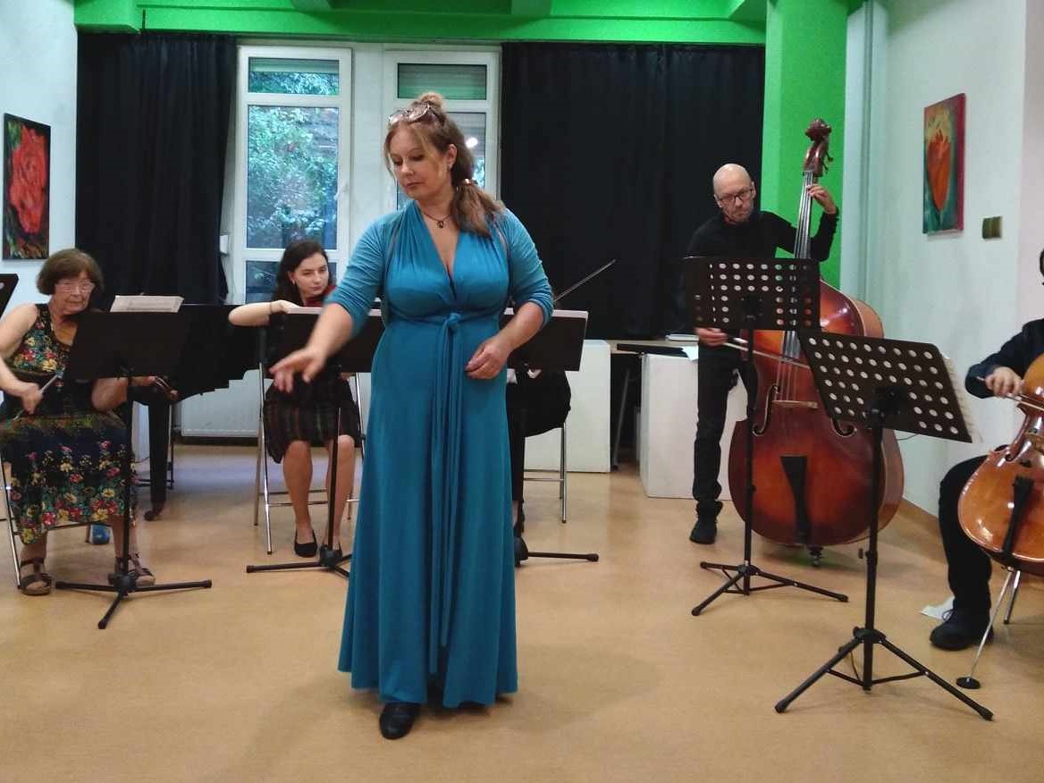 Anna Marucha w trakcie występu na scenie wraz z muzykami.