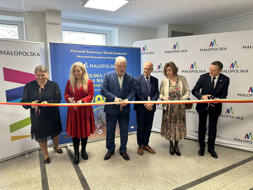 Przedstawiciele władz oświatowych dokonują symbolicznego przecięcia wstęgi w zmodernizowanej placówce Małopolskiej Policealnej Szkole Masażu.