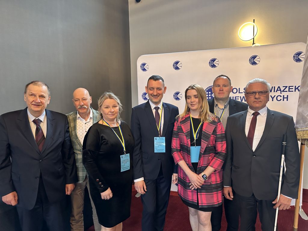 Nowe władze PZN-u. Od lewej: Jerzy Janas (wiceprezes Okręgu Śląskiego), Józef Małosek (prezes Okręgu Zachodniopomorskiego), Małgorzata Przyboś (dyrektor Biura Okręgu Podkarpackiego), Andrzej Brzeziński (prezes PZN), Magdalena Orzeszko (dyrektor Biura Okręgu Wielkopolskiego), Rafał Gawkowski (prezes Okręgu Podlaskiego) oraz Wojciech Czajkowski (prezes Okręgu Świętokrzyskiego).