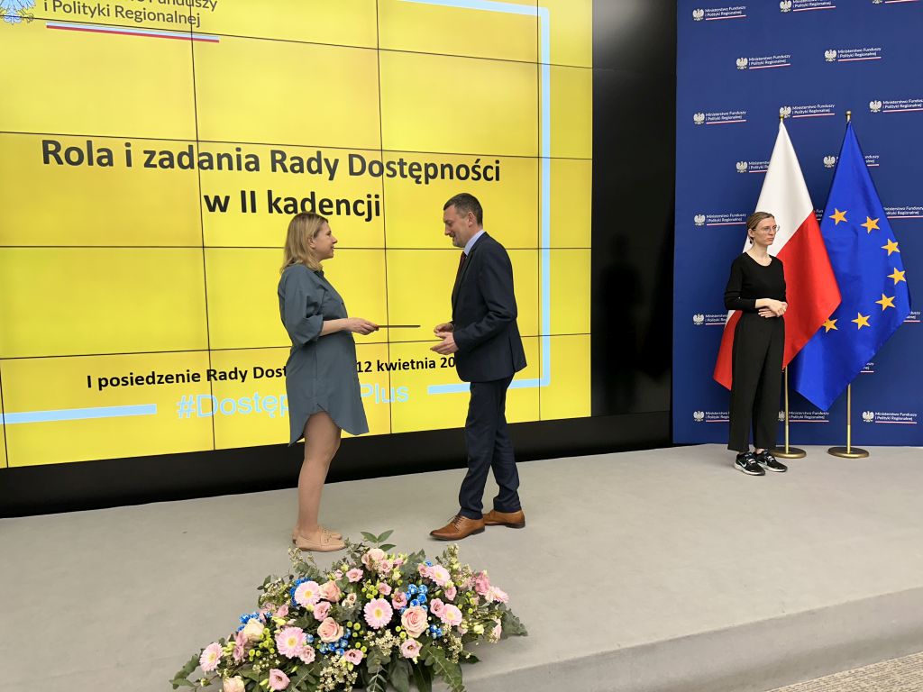Andrzej Brzeziński, prezes ZG PZN, odbiera akt powołania do Rady Dostępności.