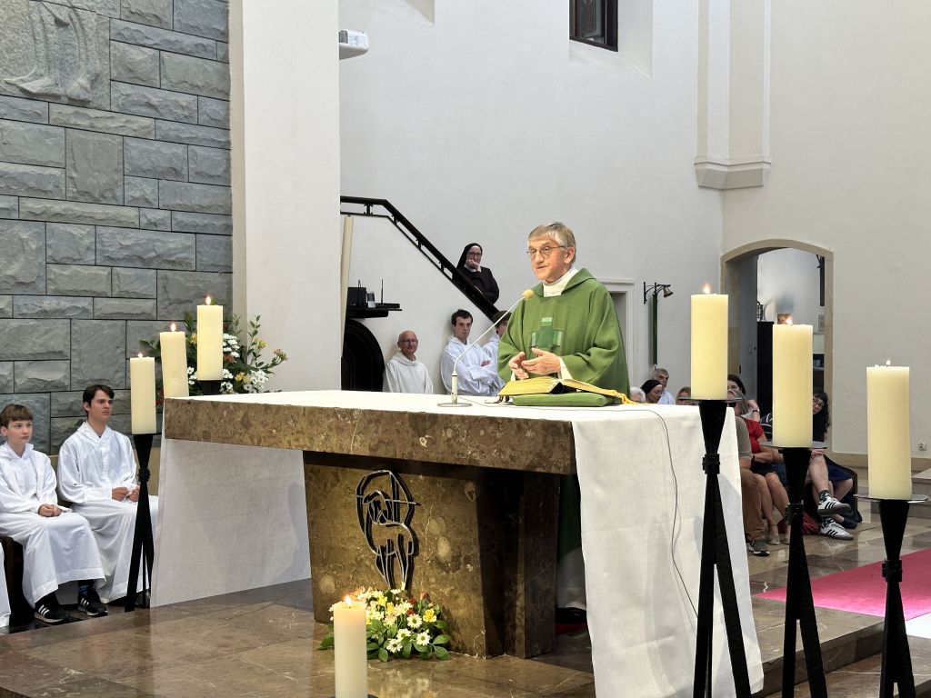 Ks. Andrzej Gałka podczas odprawiania Mszy św.