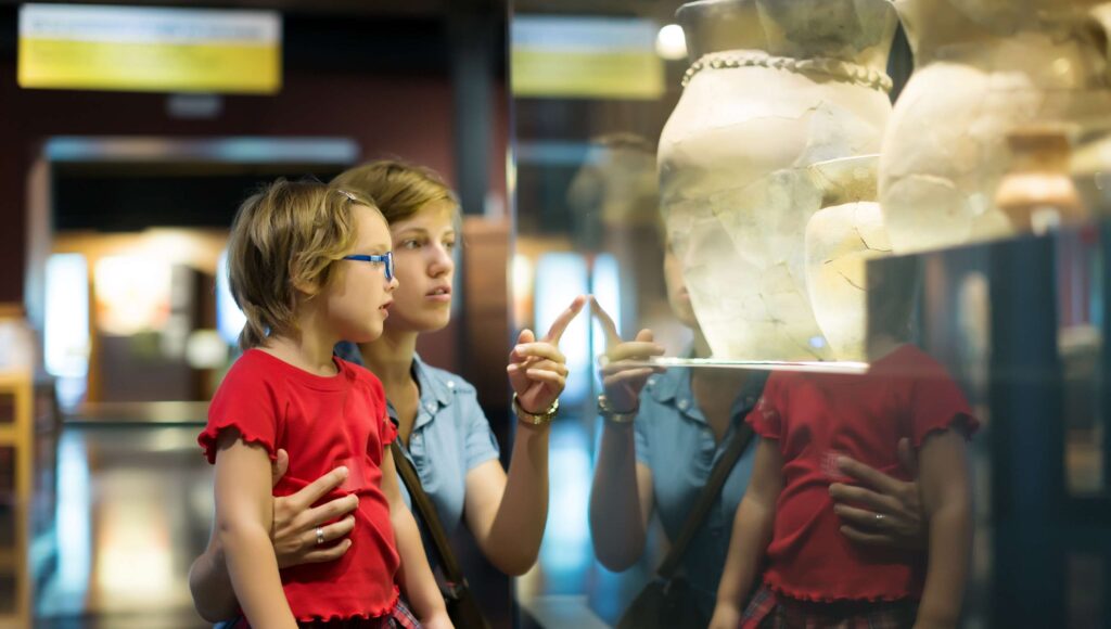 Dzieci oglądają eksponaty w muzeum.