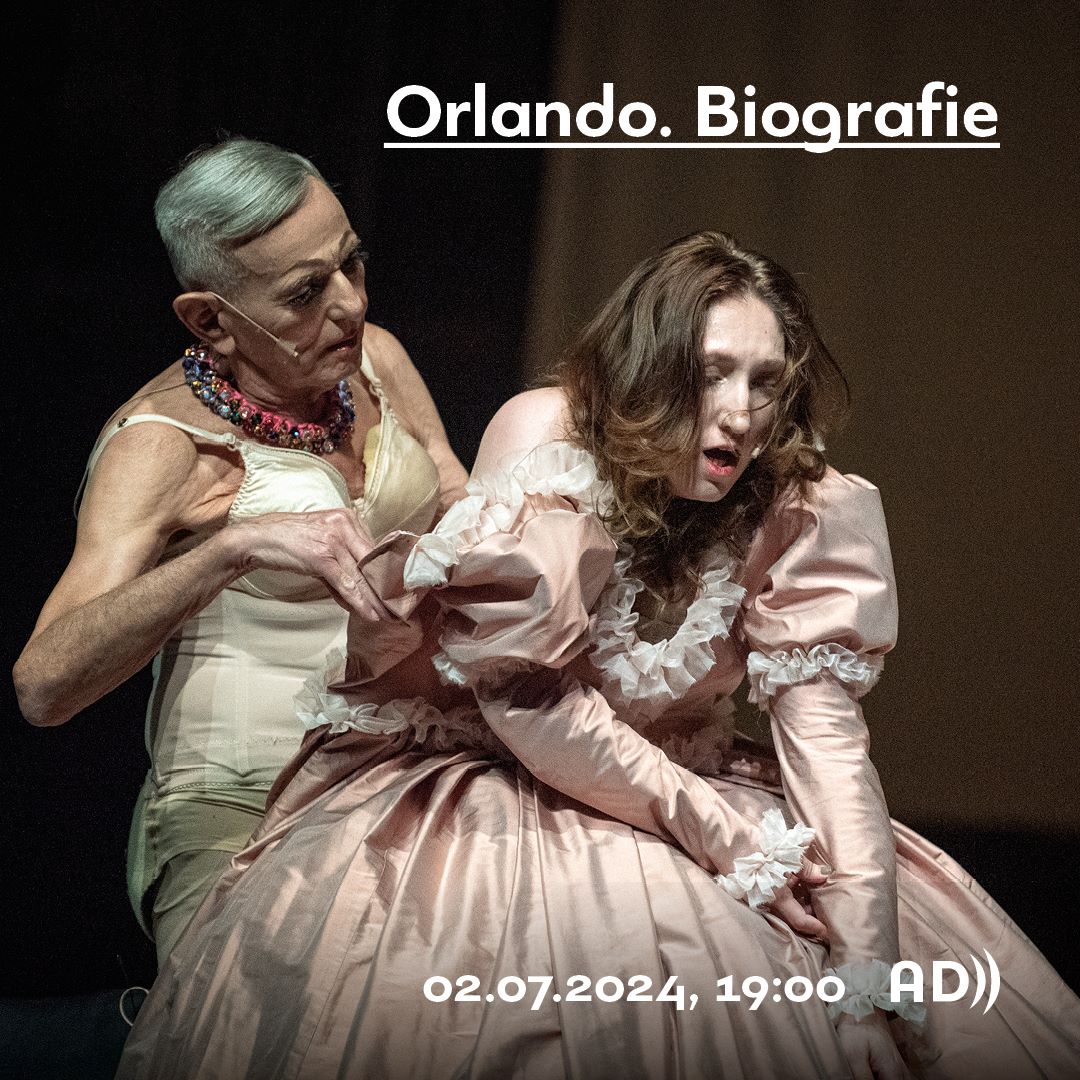 Kadr ze spektaklu „Orlando. Biografie”. Dwie osoby w kostiumach, w pozach pełnych dramatyzmu. Jedna osoba pomaga drugiej włożyć epokową suknię z bufiastymi rękawami.