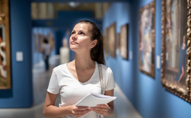 Dziewczyna w muzeum ogląda eksponaty.