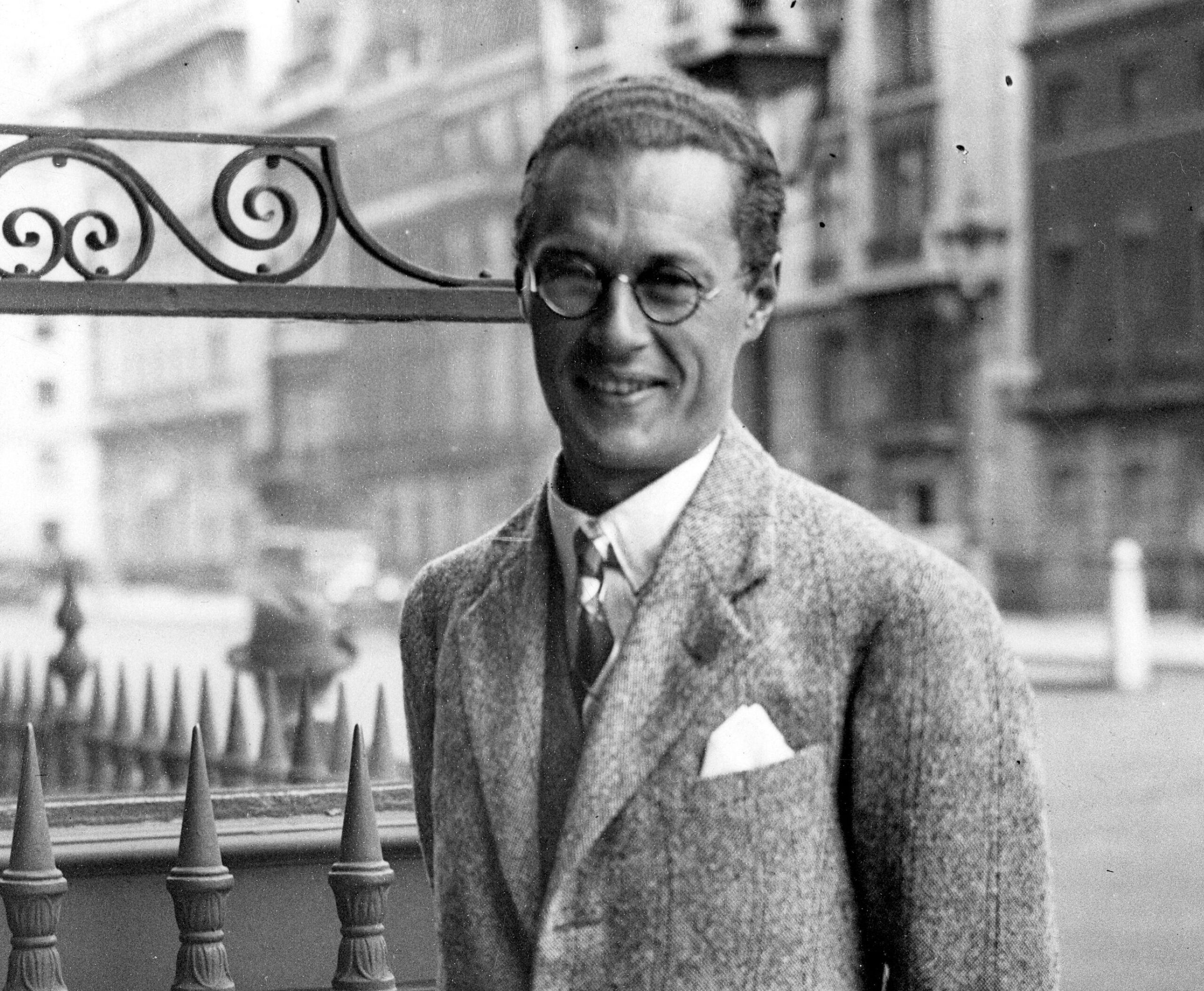 Kazimierz Wierzyński. Mężczyzna uśmiecha się do zdjęcia.