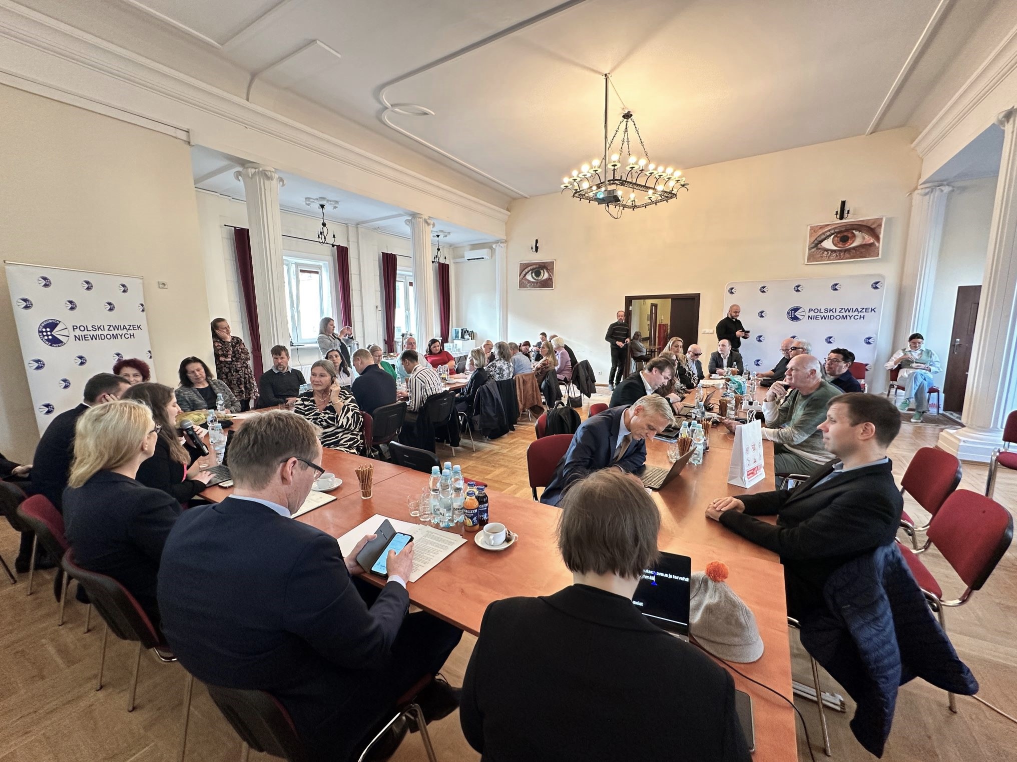 Uczestnicy dzielą się swoimi opiniami w trakcie obrad EBU w Warszawie.