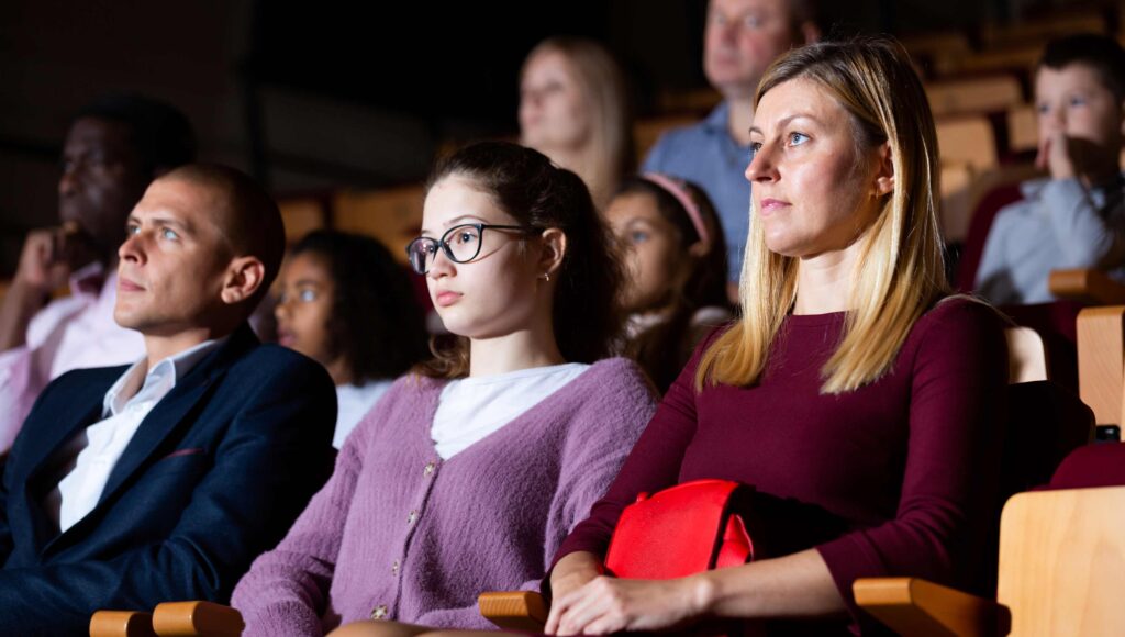 Widzowie oglądają seans w kinie.