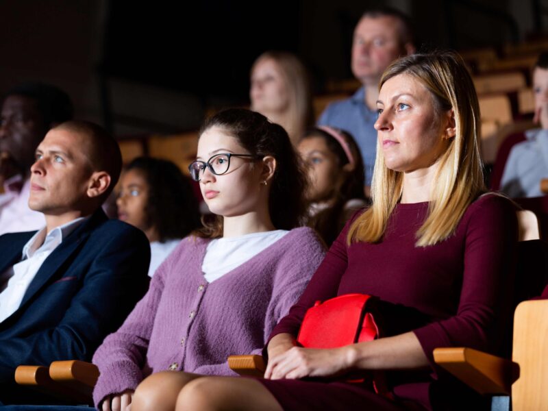 Widzowie oglądają seans w kinie.