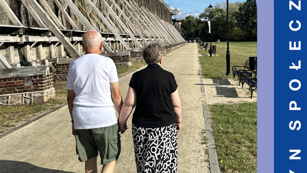 Okładka Pochodni nr 6. Para seniorów spaceruje nieopodal tężni w Ciechocinku.