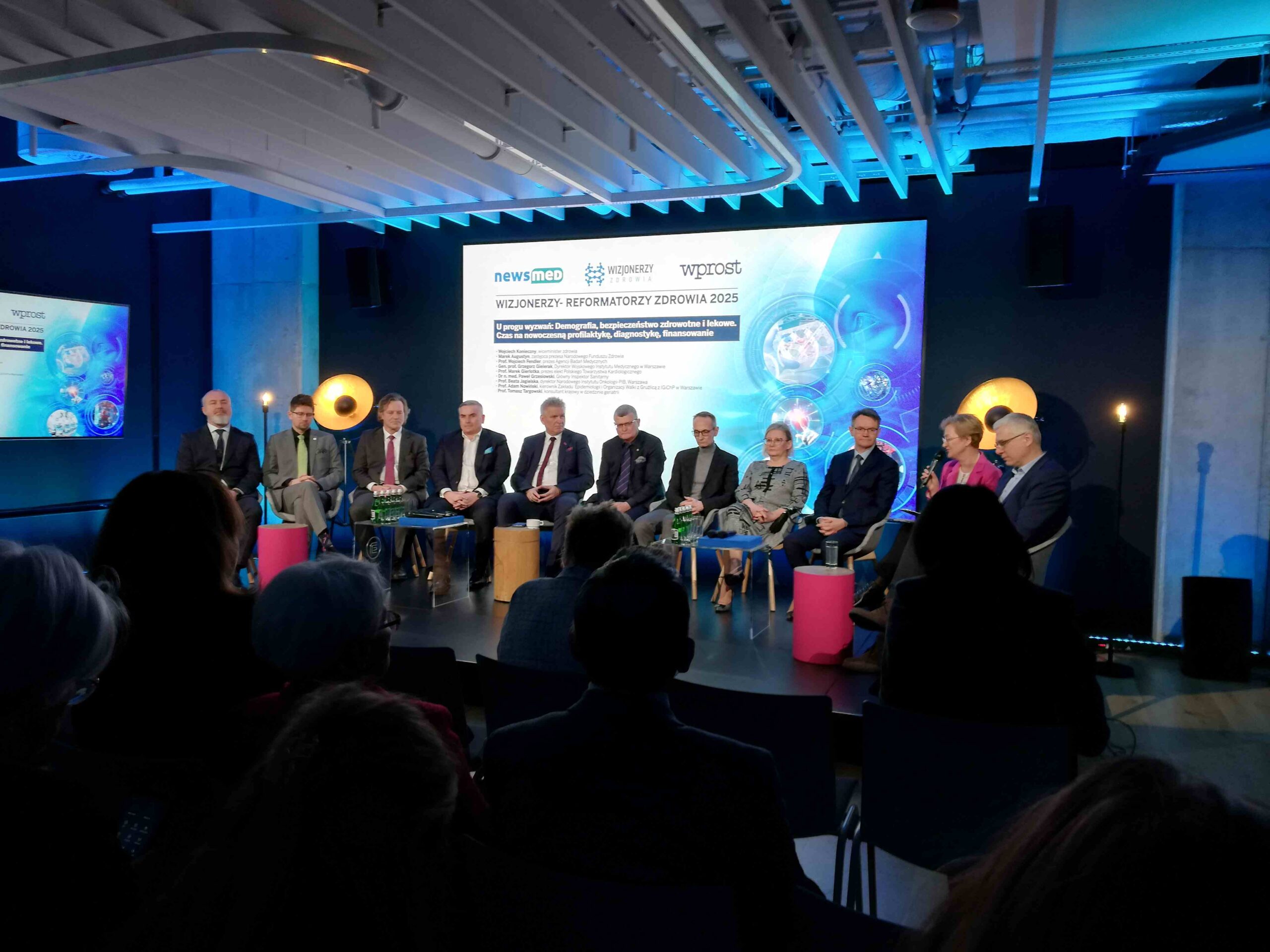Uczestnicy pierwszego panelu konferencji w trakcie dyskusji.