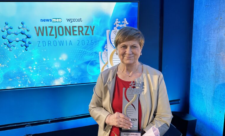 Elżbieta Oleksiak ze statuetką Wizjoner Zdrowia na scenie w trakcie gali.