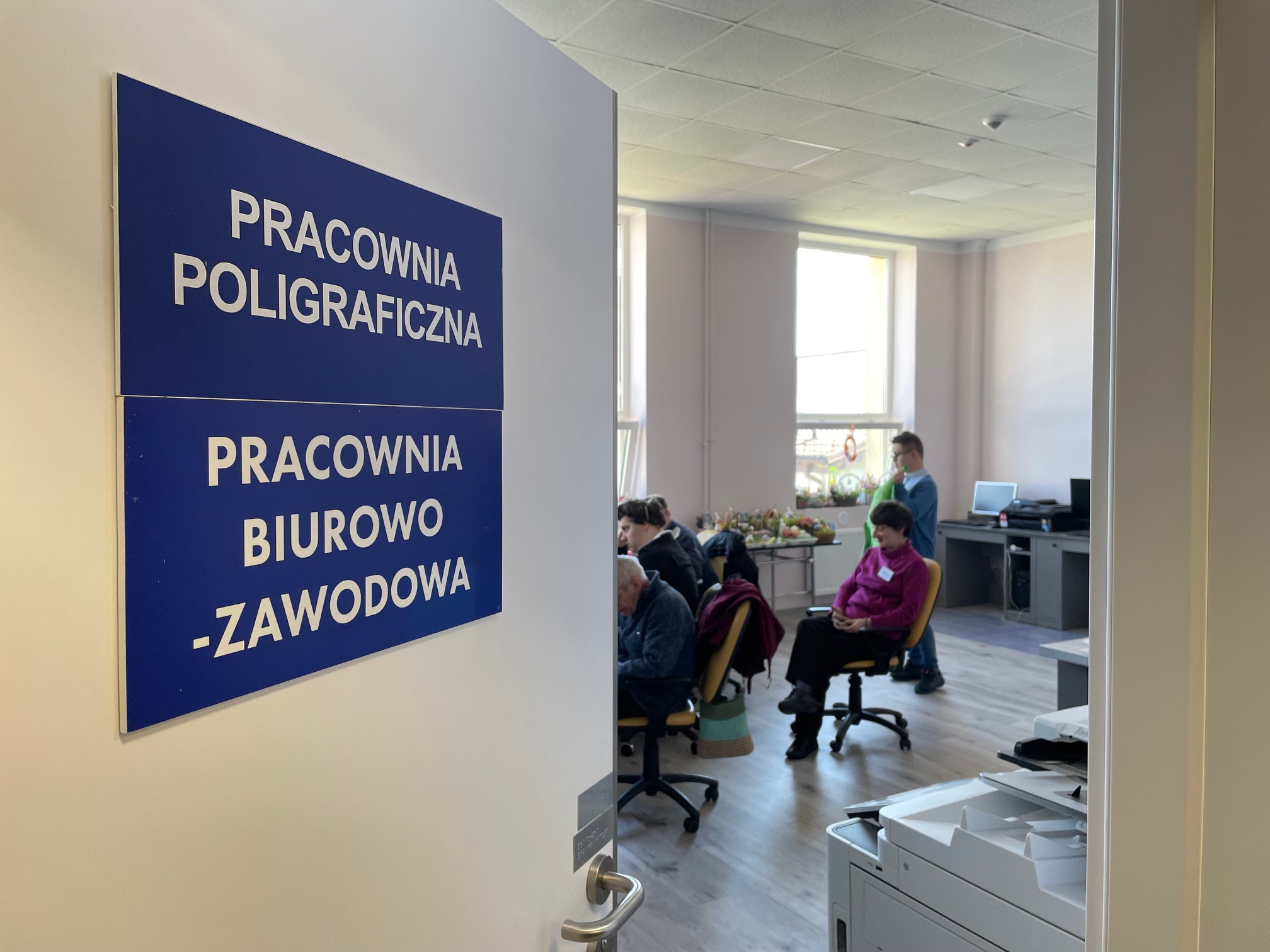 Uchylone drzwi do pracowni poligraficznej w nowej siedzibie WTZ w Słupsku.