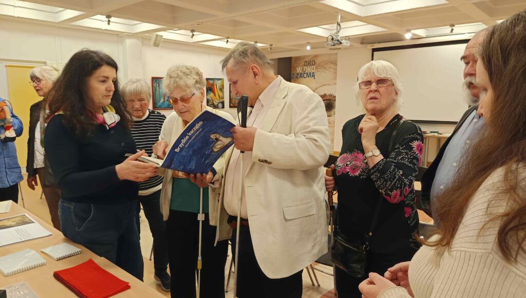 Przedstawiciele Szwedzkiego Związku Niewidomych w Laboratorium Ciemności zapoznają się z eksponatami używanymi w trakcie warsztatów.