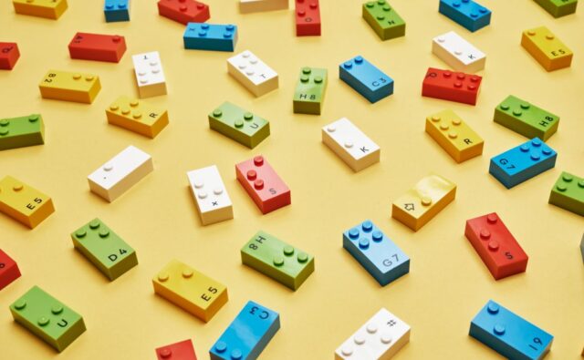 Klocki LEGO do nauki brajla.
