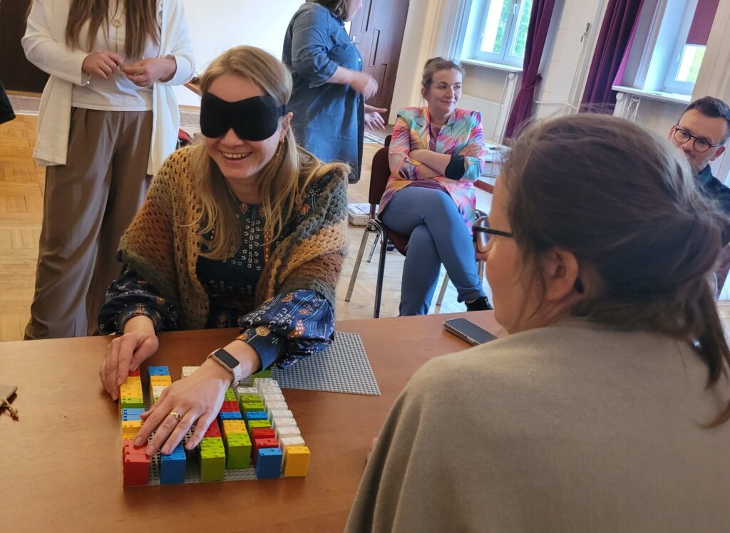 Uczestnicy szkolenia LEGO BRAILLE BRICKS w trakcie układania klocków.
