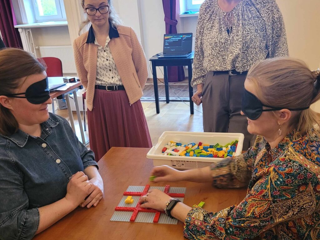 Uczestnicy szkolenia LEGO BRAILLE BRICKS w trakcie układania klocków i ćwiczenia nowych umiejętności.