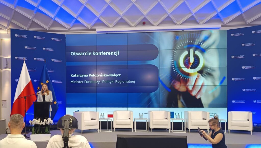 Minister Katarzyna Pełczyńska-Nałęcz przemawia na konferencji.