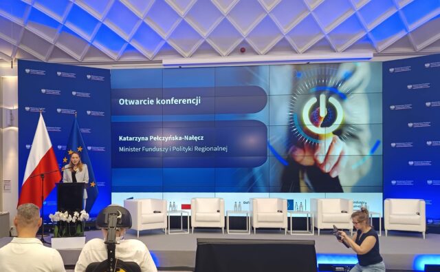 Minister Katarzyna Pełczyńska-Nałęcz przemawia na konferencji.