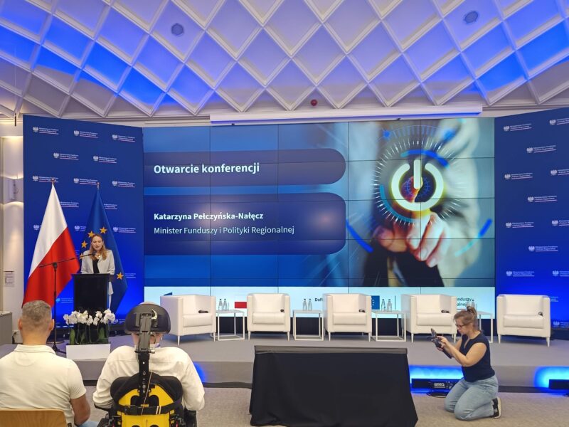 Minister Katarzyna Pełczyńska-Nałęcz przemawia na konferencji.