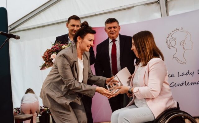 Wręczenie nagrody młodej kobiecie w konkursie "Mazowiecka Lady G"